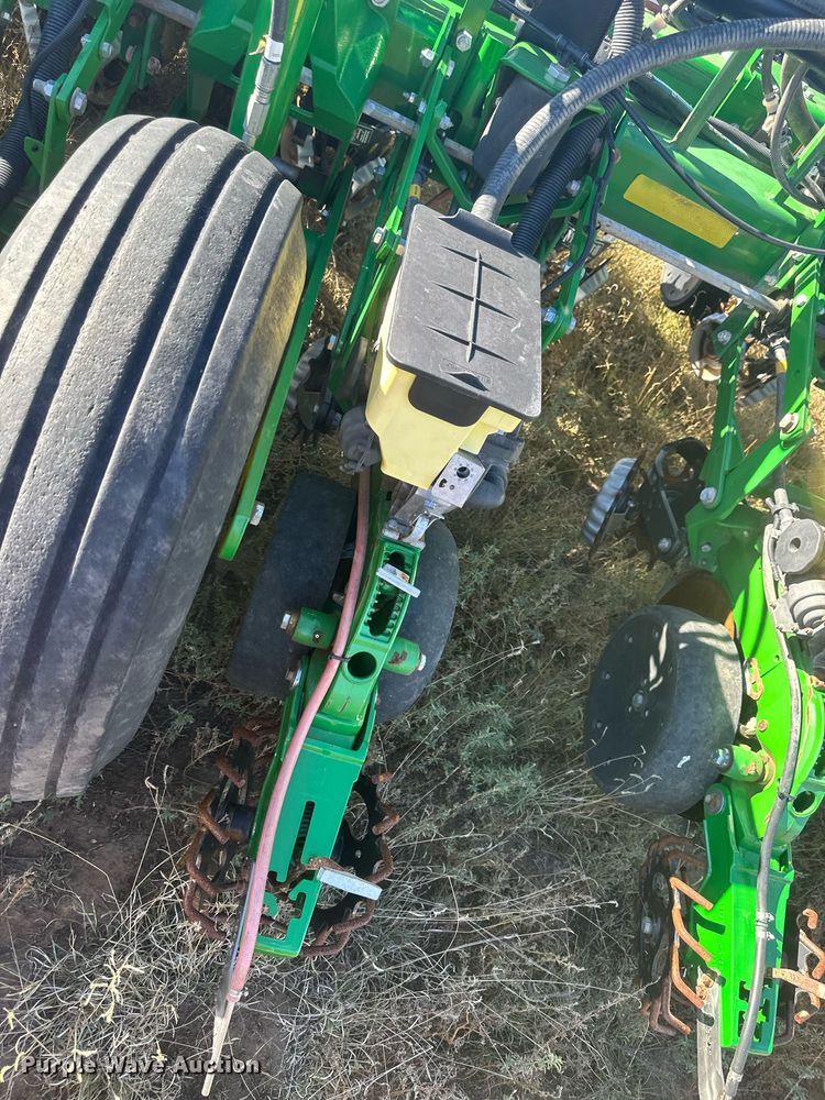 image for item DH1860 John Deere 1775NT  planter