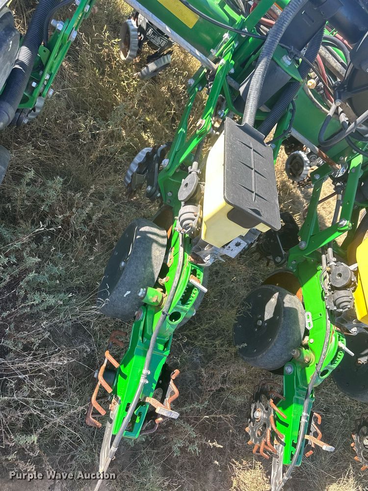 image for item DH1860 John Deere 1775NT  planter