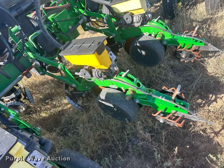 image for item DH1860 John Deere 1775NT  planter