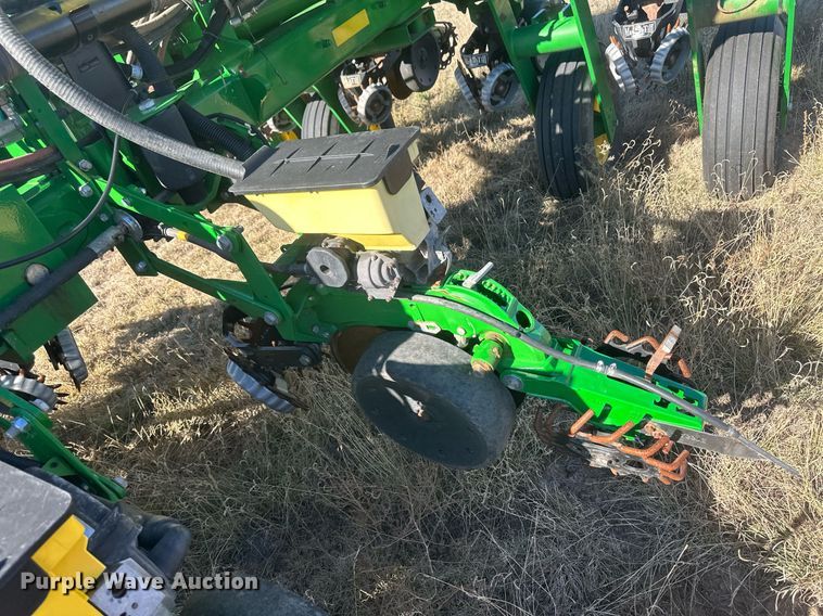 image for item DH1860 John Deere 1775NT  planter