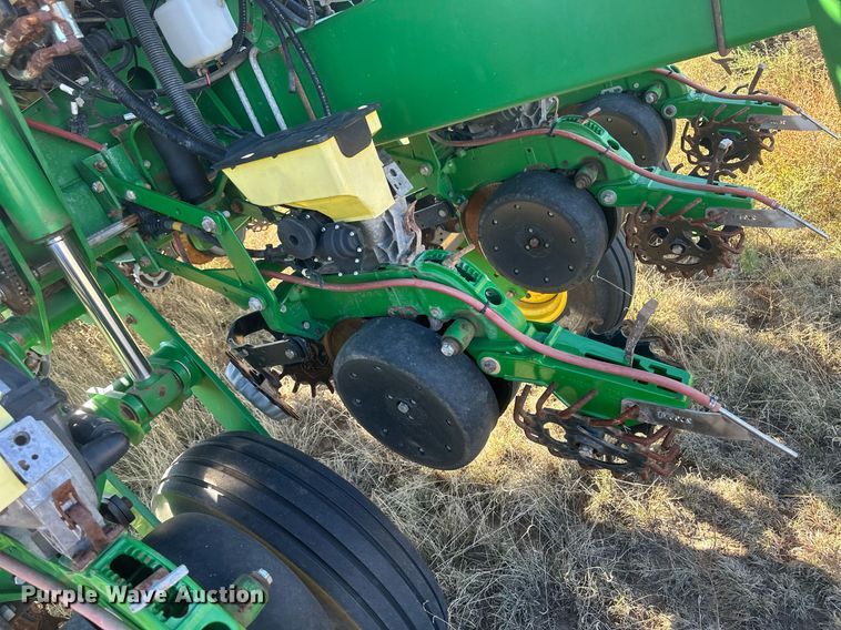 image for item DH1860 John Deere 1775NT  planter