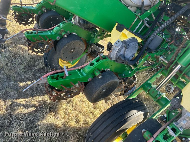 image for item DH1860 John Deere 1775NT  planter