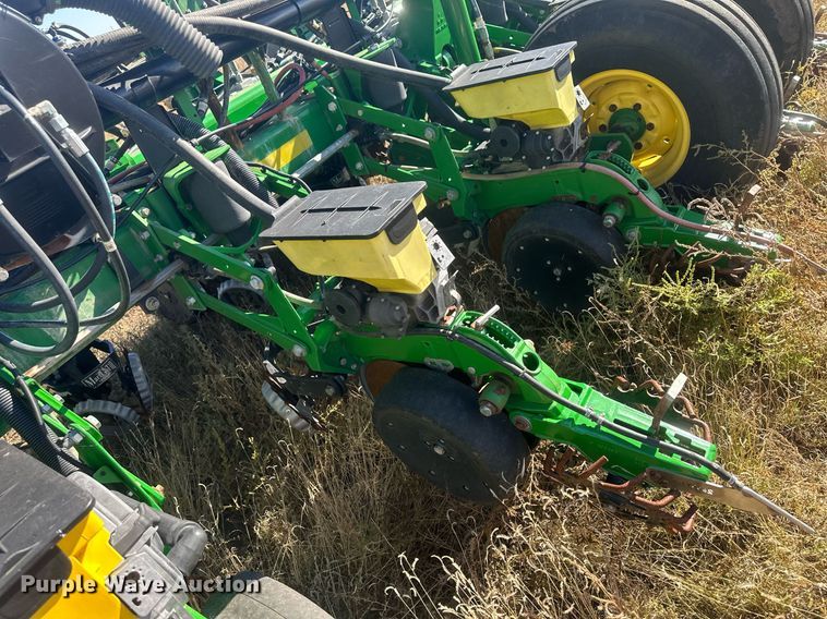 image for item DH1860 John Deere 1775NT  planter