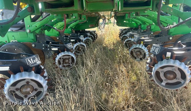 image for item DH1860 John Deere 1775NT  planter