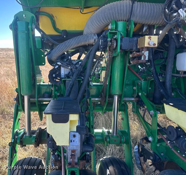 image for item DH1860 John Deere 1775NT  planter