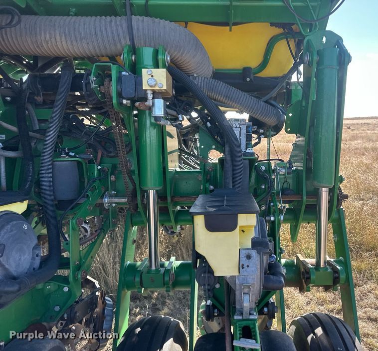 image for item DH1860 John Deere 1775NT  planter