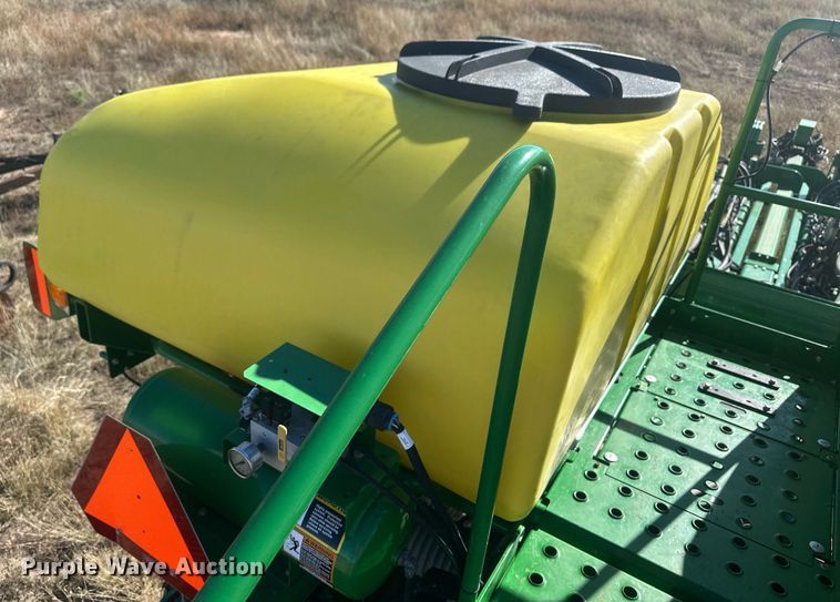 image for item DH1860 John Deere 1775NT  planter