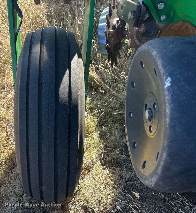 image for item DH1860 John Deere 1775NT  planter