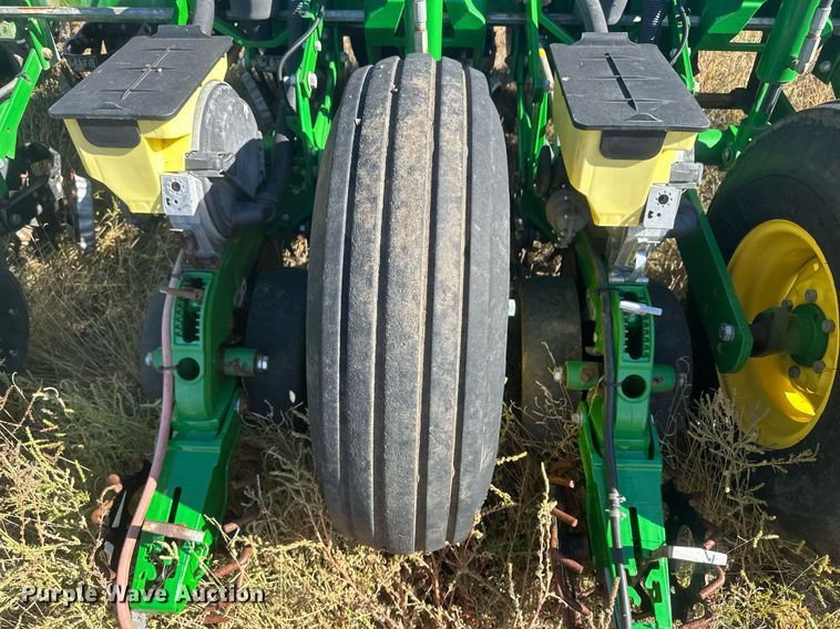 image for item DH1860 John Deere 1775NT  planter