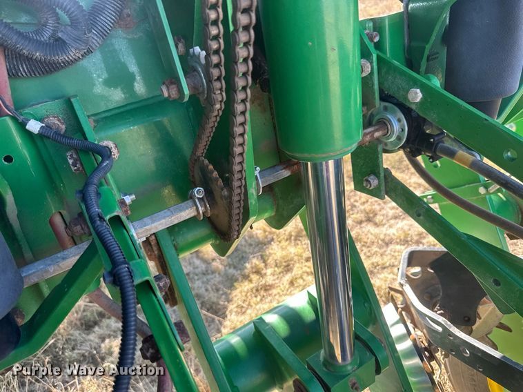 image for item DH1860 John Deere 1775NT  planter