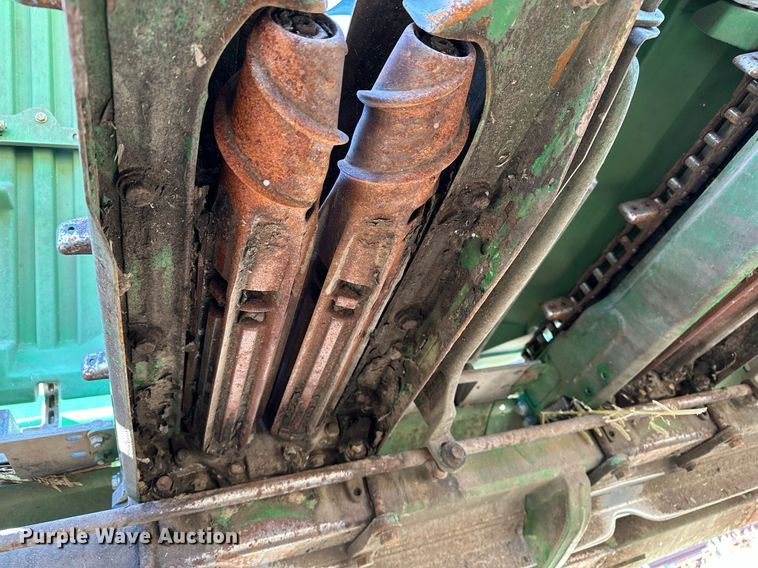 image for item DH1865 John Deere 612C  corn head