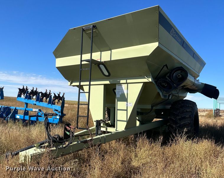 image for item DH1866 Orthman 1096  grain cart