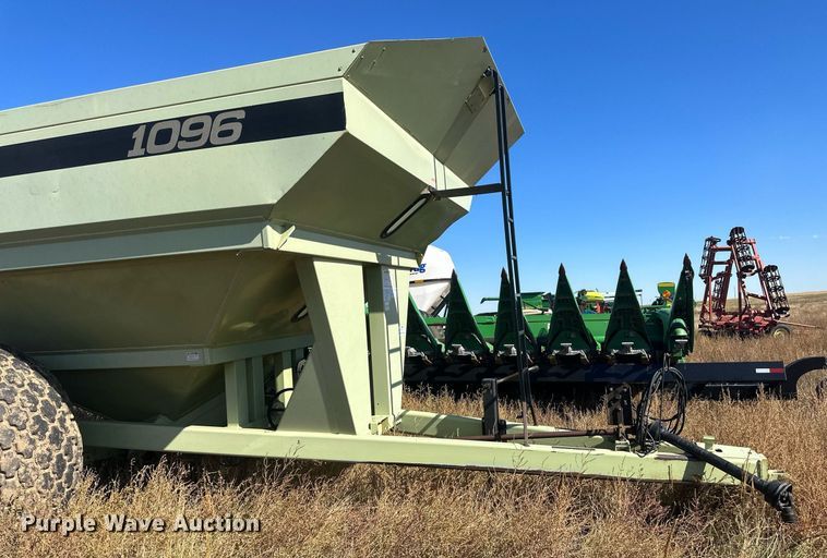 image for item DH1866 Orthman 1096  grain cart