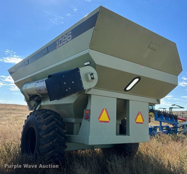 image for item DH1866 Orthman 1096  grain cart