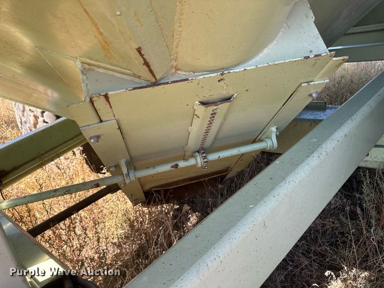 image for item DH1866 Orthman 1096  grain cart