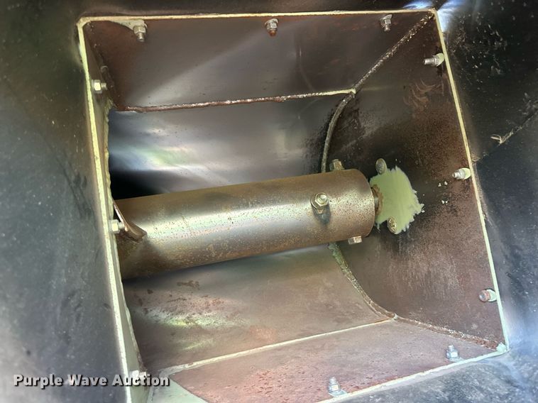 image for item DH1866 Orthman 1096  grain cart