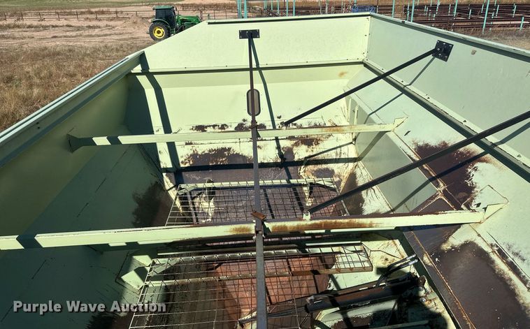 image for item DH1866 Orthman 1096  grain cart