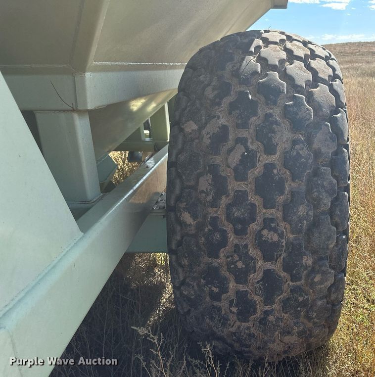 image for item DH1866 Orthman 1096  grain cart