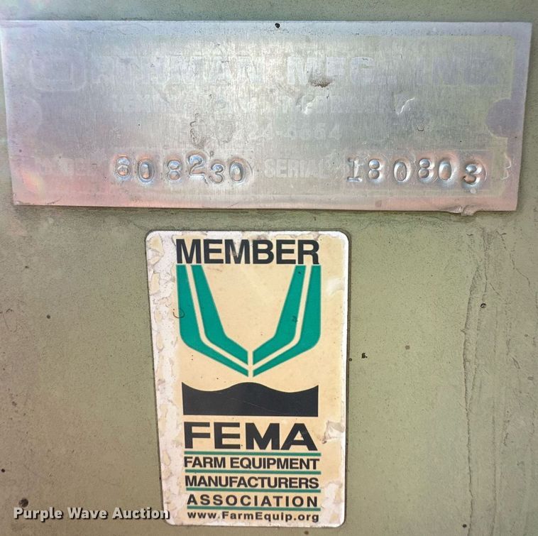 image for item DH1866 Orthman 1096  grain cart