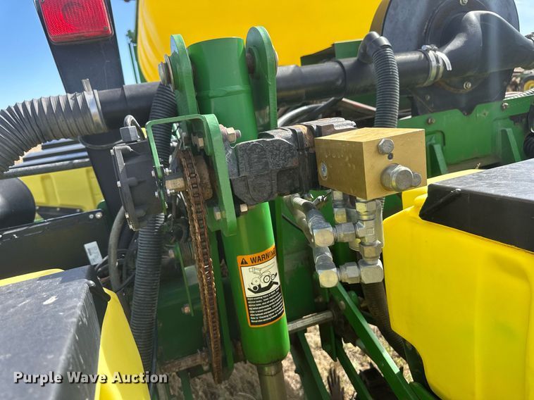 image for item DH1870 John Deere 1770NT  planter