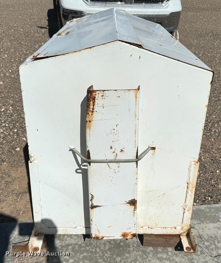 image for item DK2556 Bar-Six  cake feeder