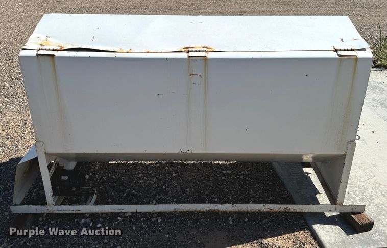 image for item DK2556 Bar-Six  cake feeder