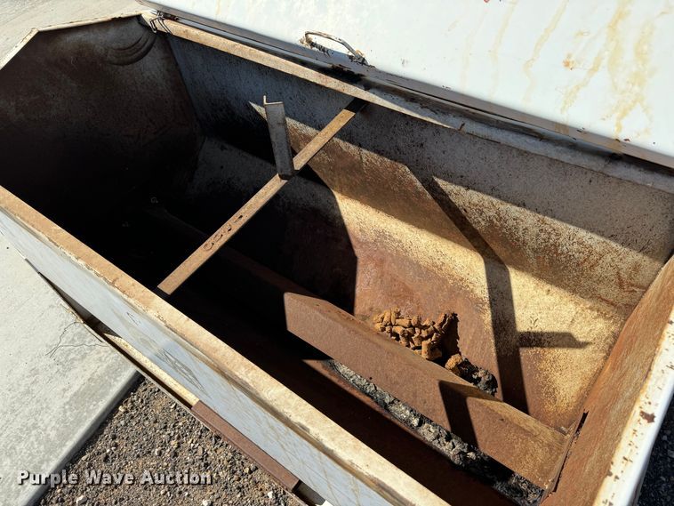 image for item DK2556 Bar-Six  cake feeder