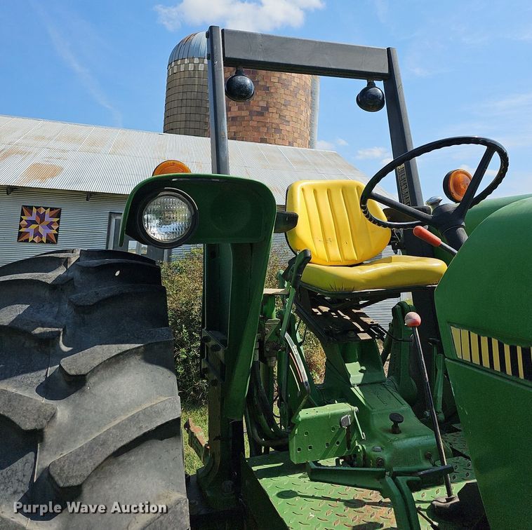 image for item DN8725 1988 John Deere 2955  tractor