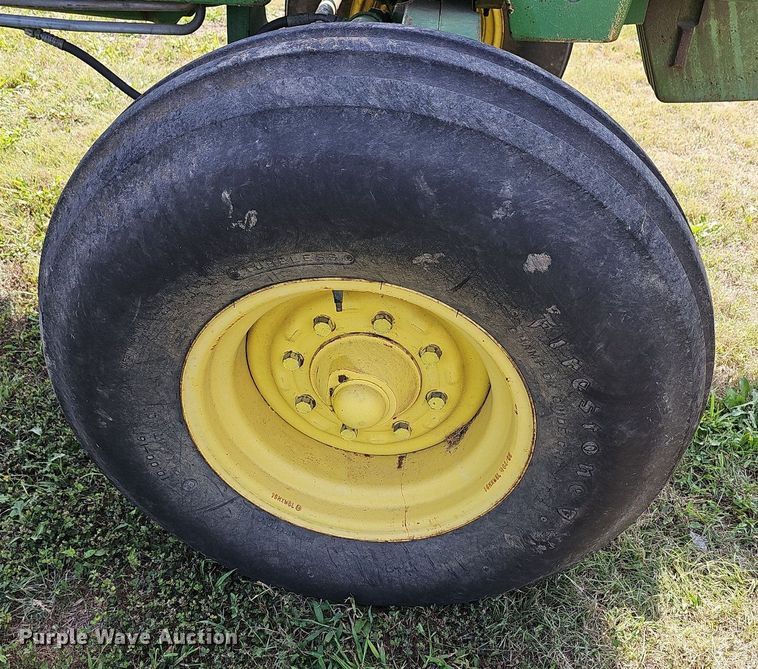 image for item DN8725 1988 John Deere 2955  tractor