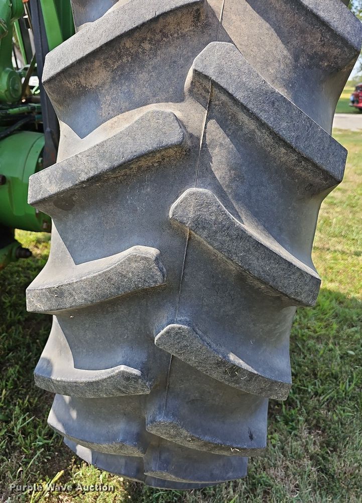 image for item DN8725 1988 John Deere 2955  tractor