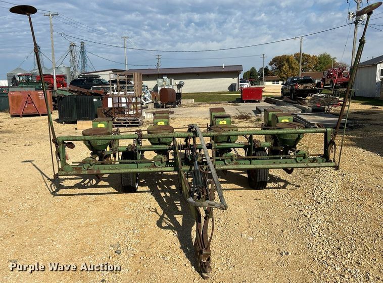 image for item DQ1007 John Deere 495A  planter