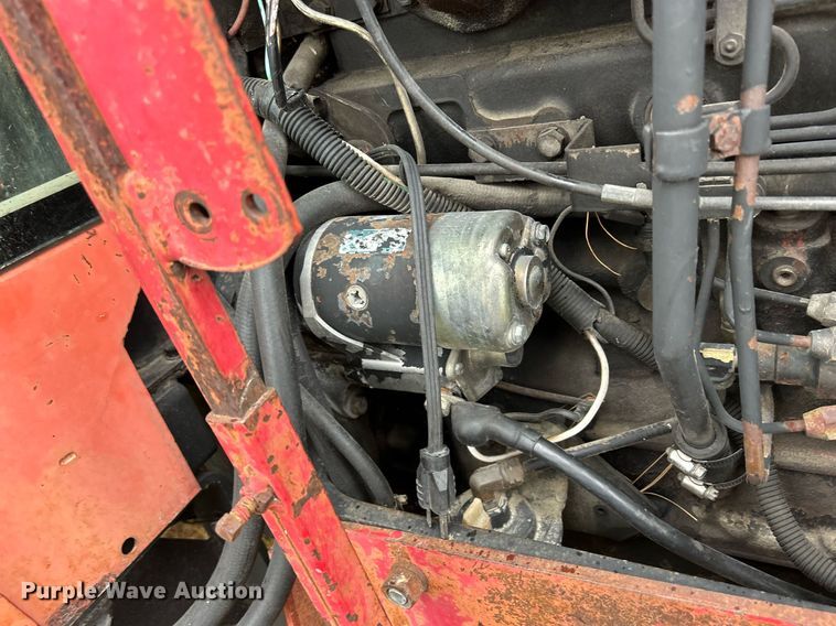 image for item DQ1016 1982 Allis-Chalmers 6080  tractor