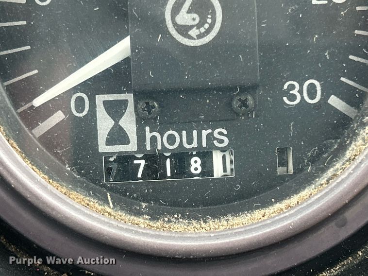 image for item DQ1016 1982 Allis-Chalmers 6080  tractor