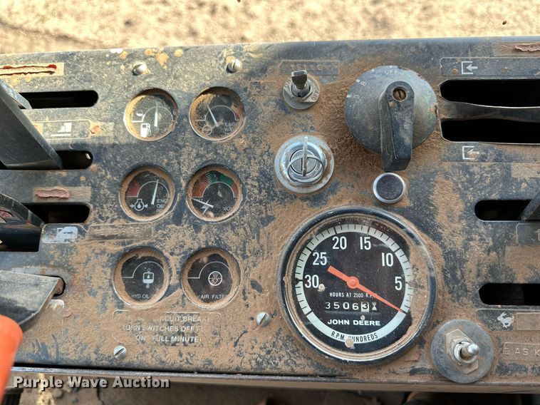 image for item DQ1462 John Deere 484  cotton picker