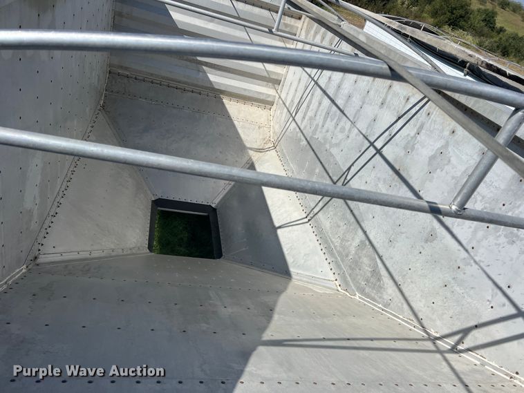 image for item DS2441 2005 Wilson DWH-500  grain trailer