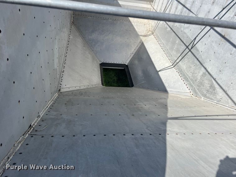 image for item DS2441 2005 Wilson DWH-500  grain trailer