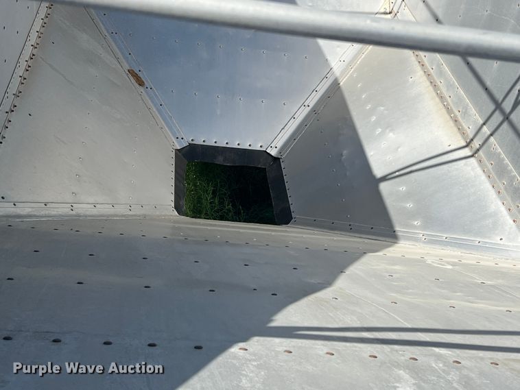 image for item DS2442 2004 Wilson DWH-500  grain trailer