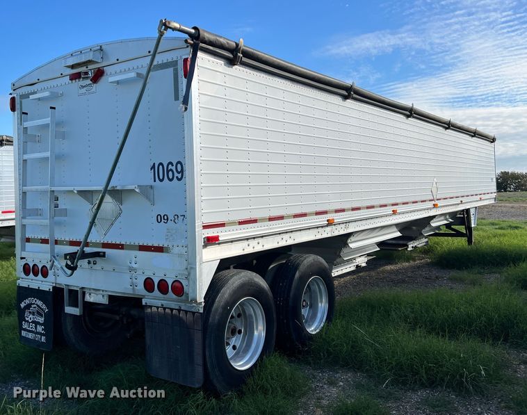 image for item DS2449 1997 Wilson DWH-400  grain trailer