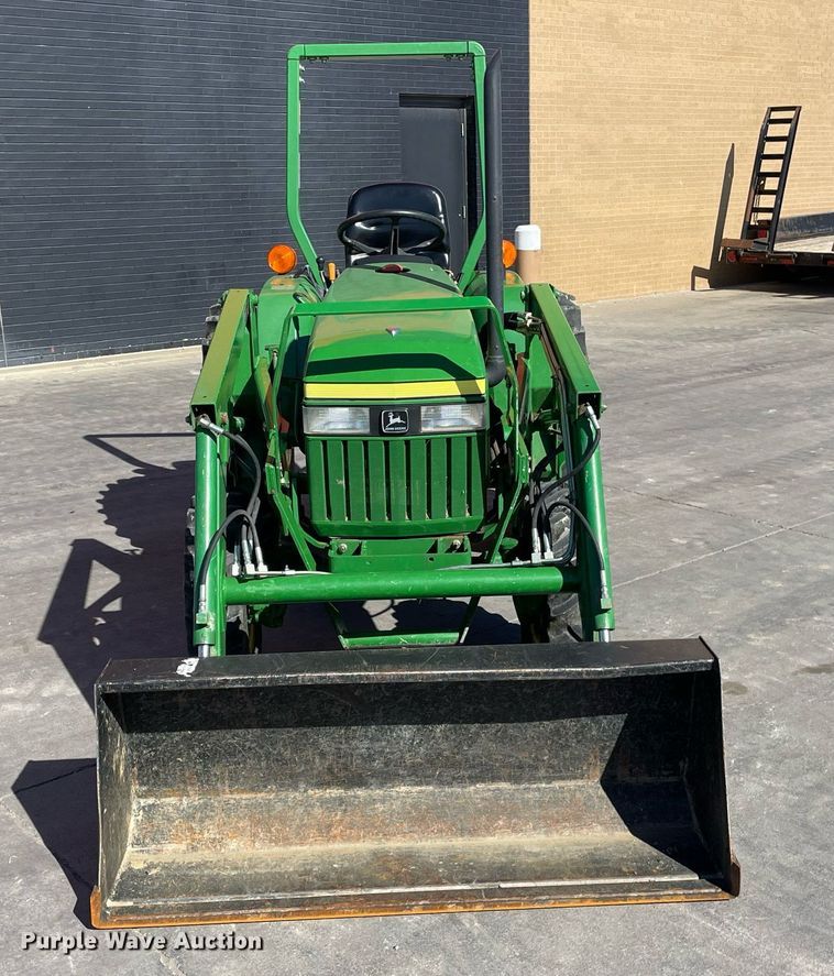 image for item GG9775 2001 John Deere 790  MFWD tractor