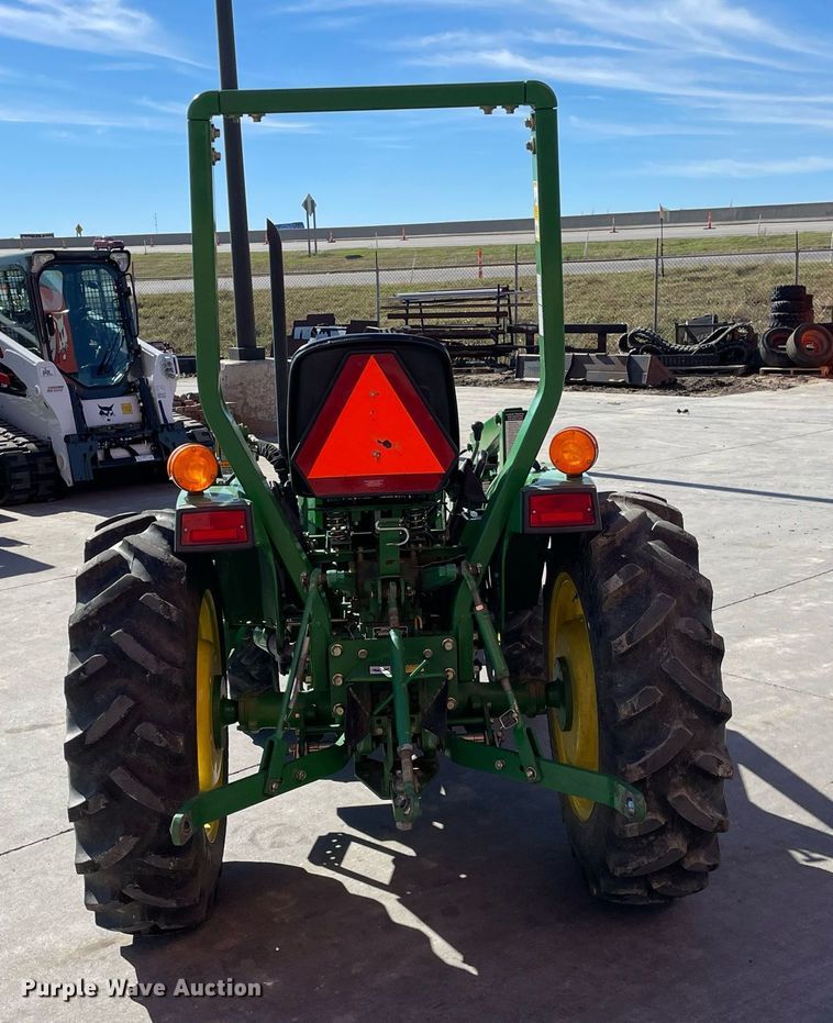 image for item GG9775 2001 John Deere 790  MFWD tractor