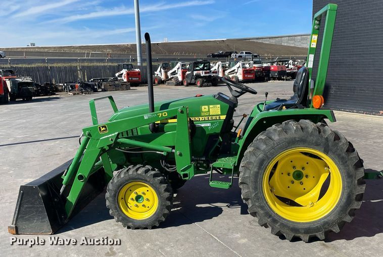 image for item GG9775 2001 John Deere 790  MFWD tractor