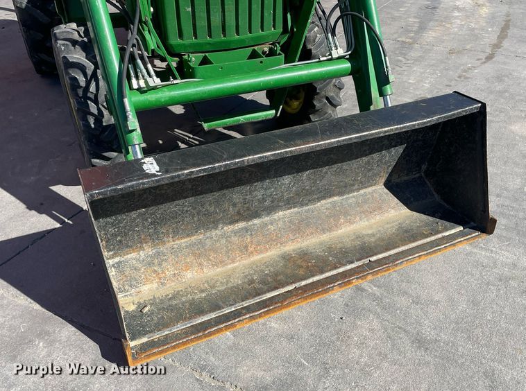 image for item GG9775 2001 John Deere 790  MFWD tractor