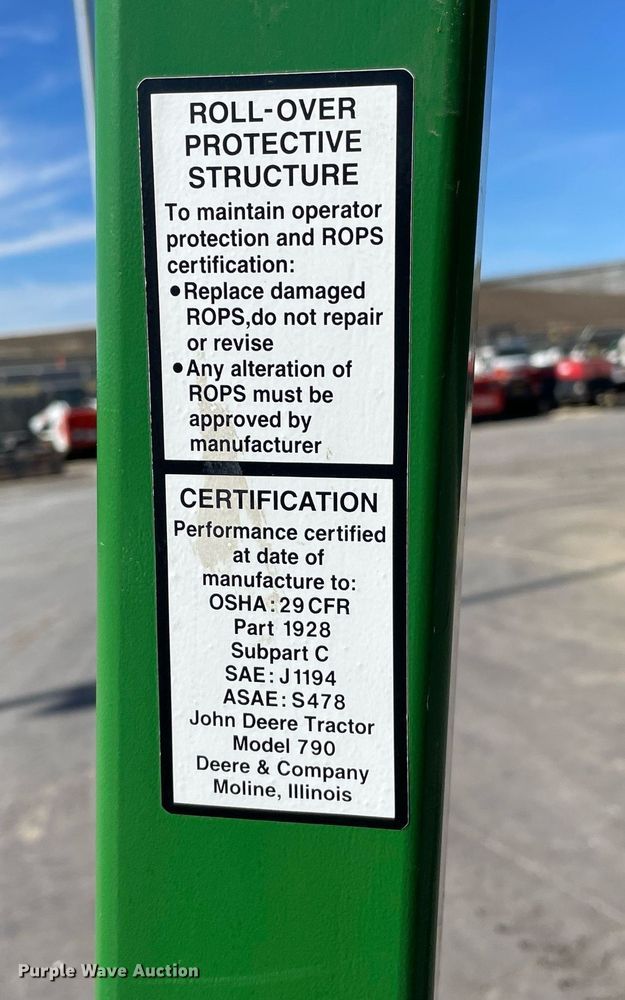 image for item GG9775 2001 John Deere 790  MFWD tractor