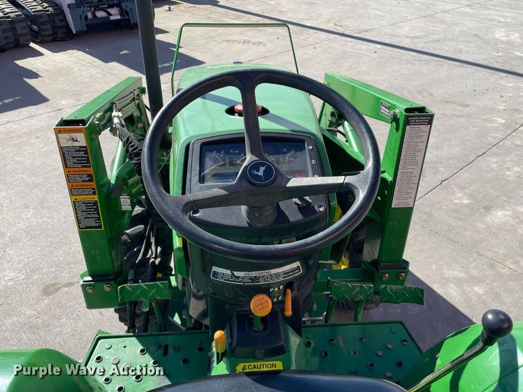 image for item GG9775 2001 John Deere 790  MFWD tractor