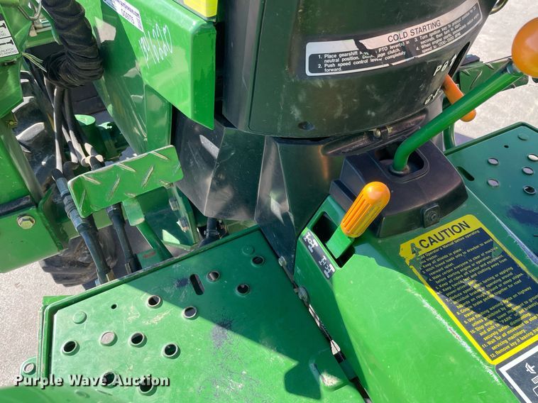 image for item GG9775 2001 John Deere 790  MFWD tractor