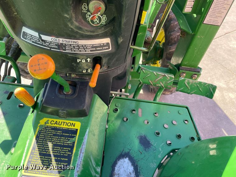 image for item GG9775 2001 John Deere 790  MFWD tractor