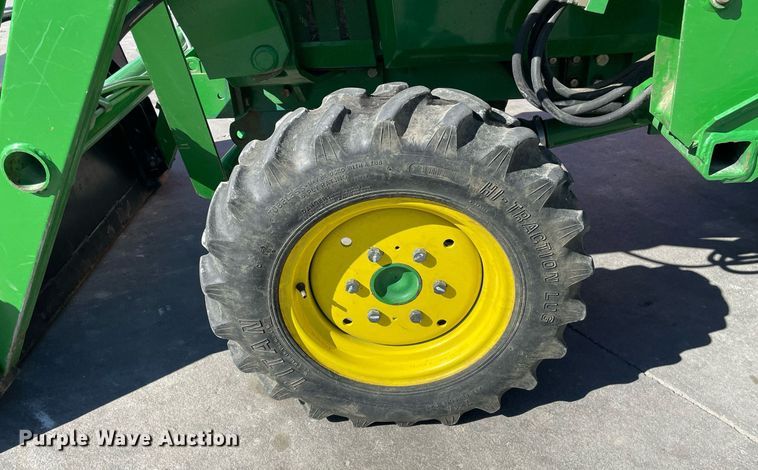 image for item GG9775 2001 John Deere 790  MFWD tractor