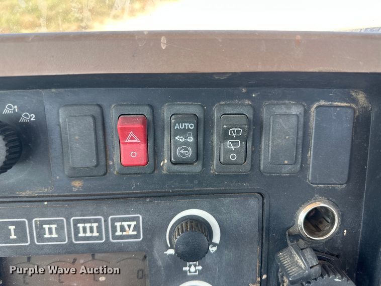 image for item IU9041 2006 John Deere 8430  MFWD tractor