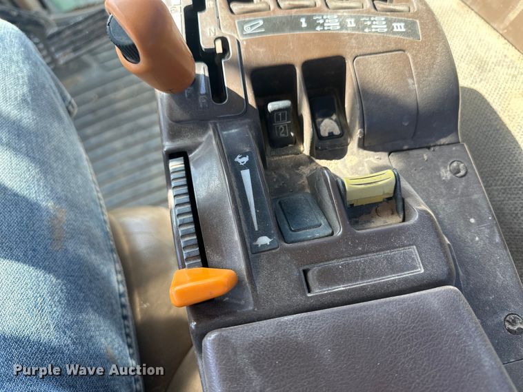 image for item IU9043 2008 John Deere 8330  MFWD tractor