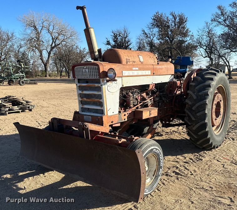 image for item IU9131 Farmall 560  tractor